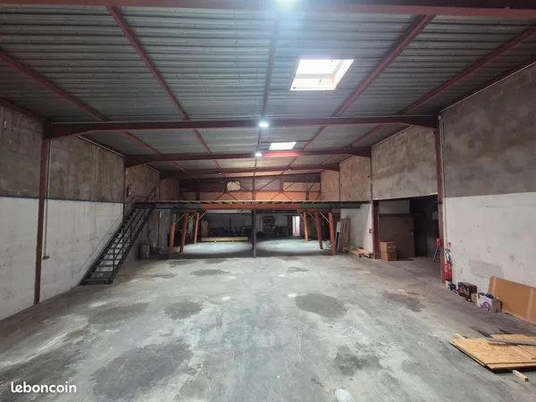 Location dépôt / local professionnel