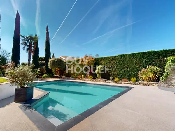 Villa T5 avec piscine sur une parcelle d'environ 1 200 m2