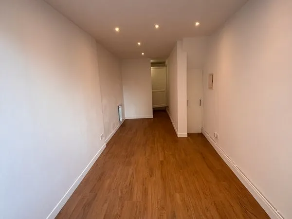 Local commercial 23m2 Romans centre