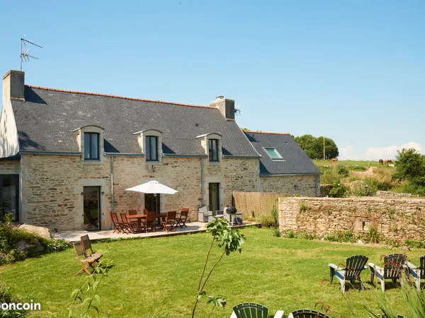 Jolie longère au milieu d'une ferme