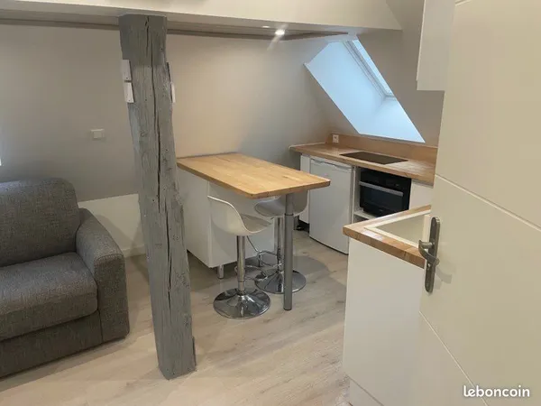 Studio meublé climatisé dans copropriété avec parking dans cour fermée