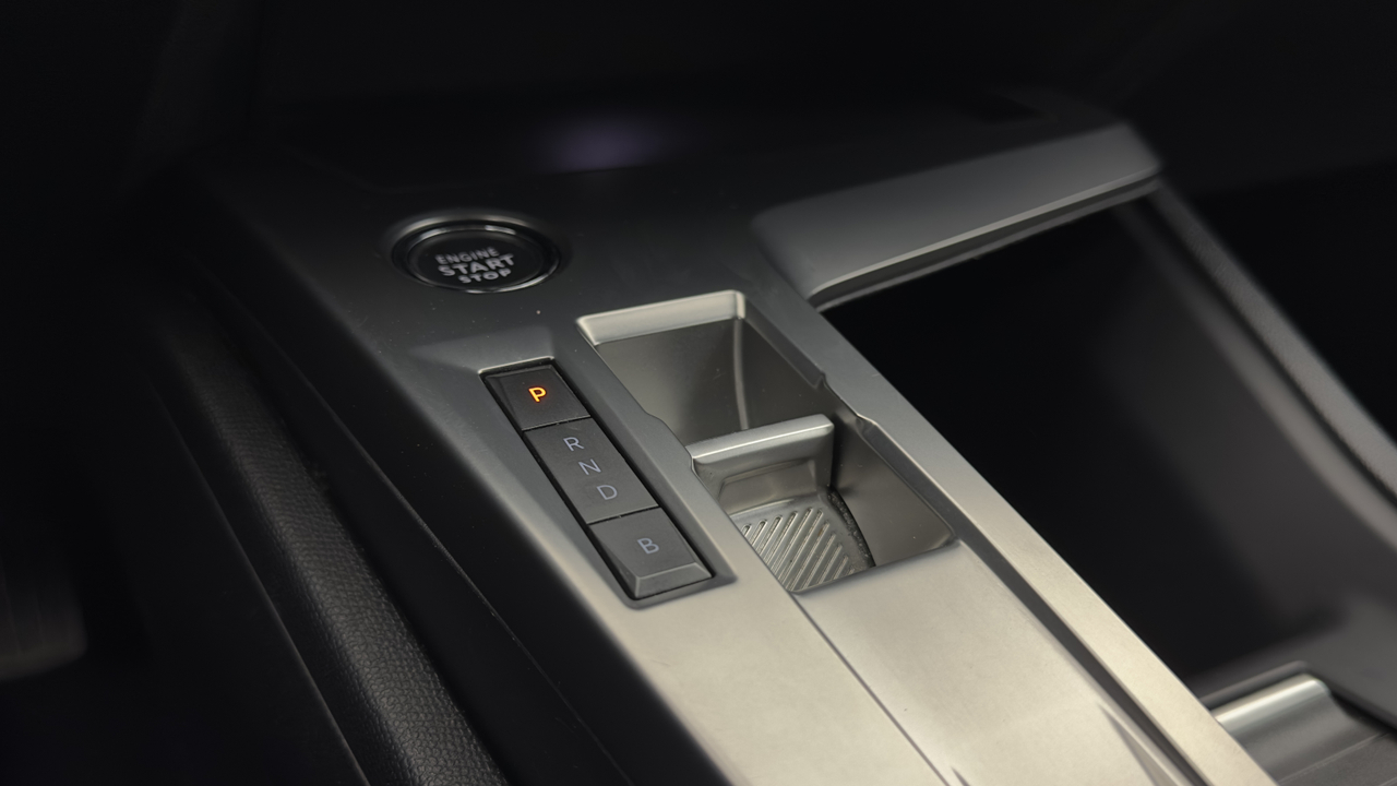 Peugeot 308 SW PHEV 180 e-EAT8 — photo 31