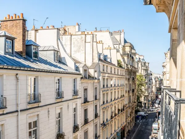 Off-market — Appartement rénové 2 chambres — PARIS 7e Grenelle / Saint-Thomas d'Acquin