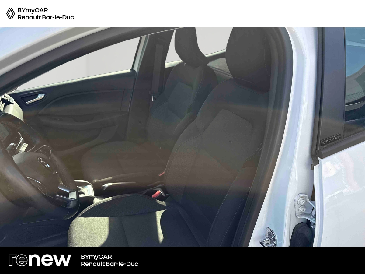 Renault Clio E-Tech 140 - 21 — photo 11