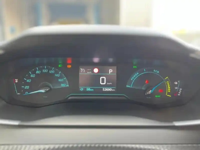 Peugeot 2008 e- 136ch style — photo 11