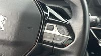Peugeot 2008 1.2 PureTech 130ch S&S Allure Pack — photo 17