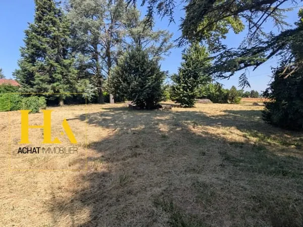 TERRAIN CONSTRUCTIBLE DE 864 M² LA BÂTIE-ROLLAND (26160)