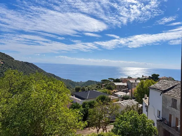 MAISON DE VILLAGE - 79 M² AU TOTAL AVEC TERRAIN DE 300 M² ?