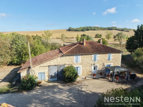 A Vendre Gasconne rénovée de 203m² avec dépendances et plus de 3 hectares à Saint-Puy
