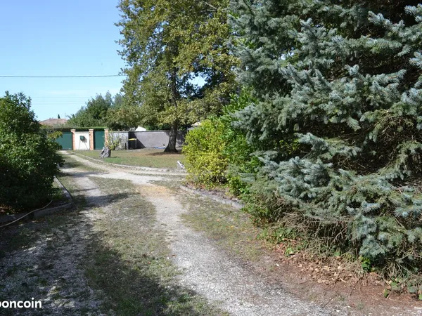 Terrain viabilisé 603M² au coeur du village d'ARSAC