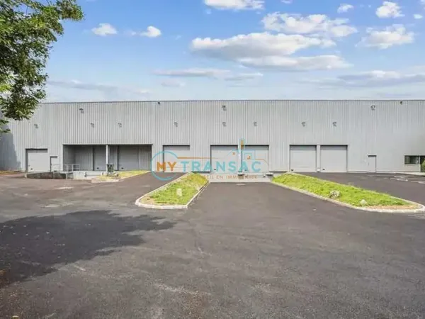 A louer bâtiment indépendant de stockage 4 542m² sur un foncier de 7 688m² à Lisses