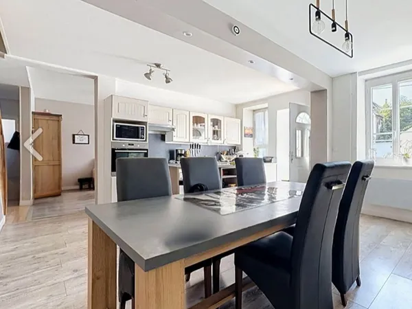 Maison ancienne rénovée avec dépendances