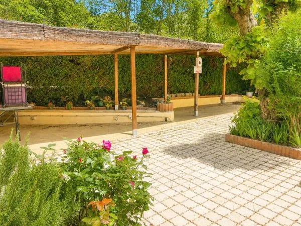 immeuble de 440m2 sur 1400m2 de terrain / commerce