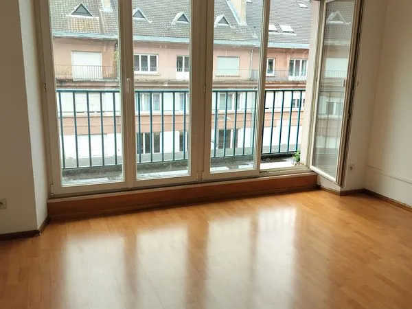 STUDIO hyper centre, lumineux avec balcon
