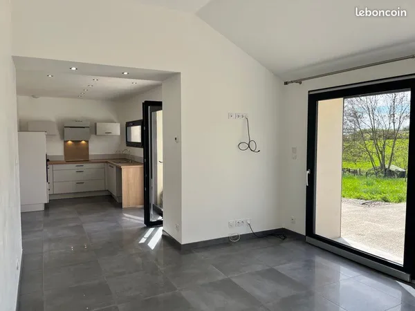 Maison individuelle avec grand terrain et garage