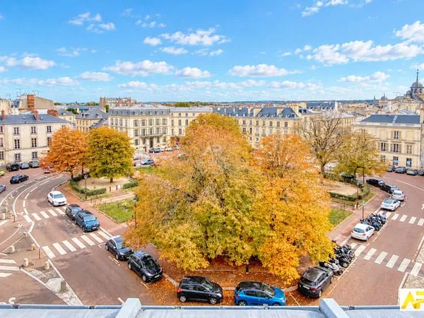 Versailles Notre-Dame- Appartement 3 pièces 92 m2 situé au 4éme et dernier étage avec cave