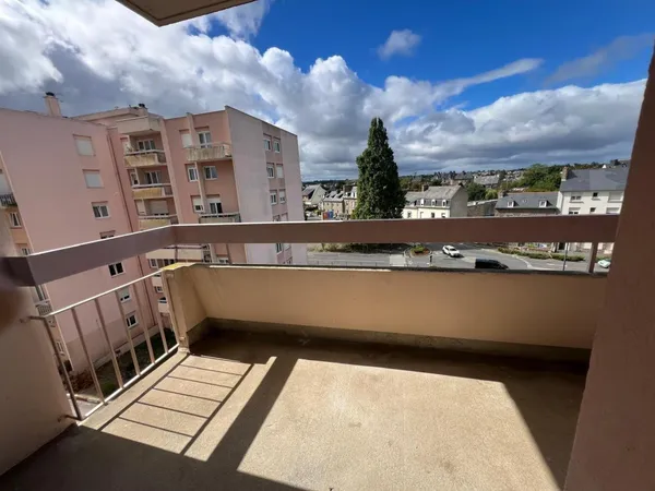 Saint-Brieuc - Proche gare - T2 avec balcon, garage et cave