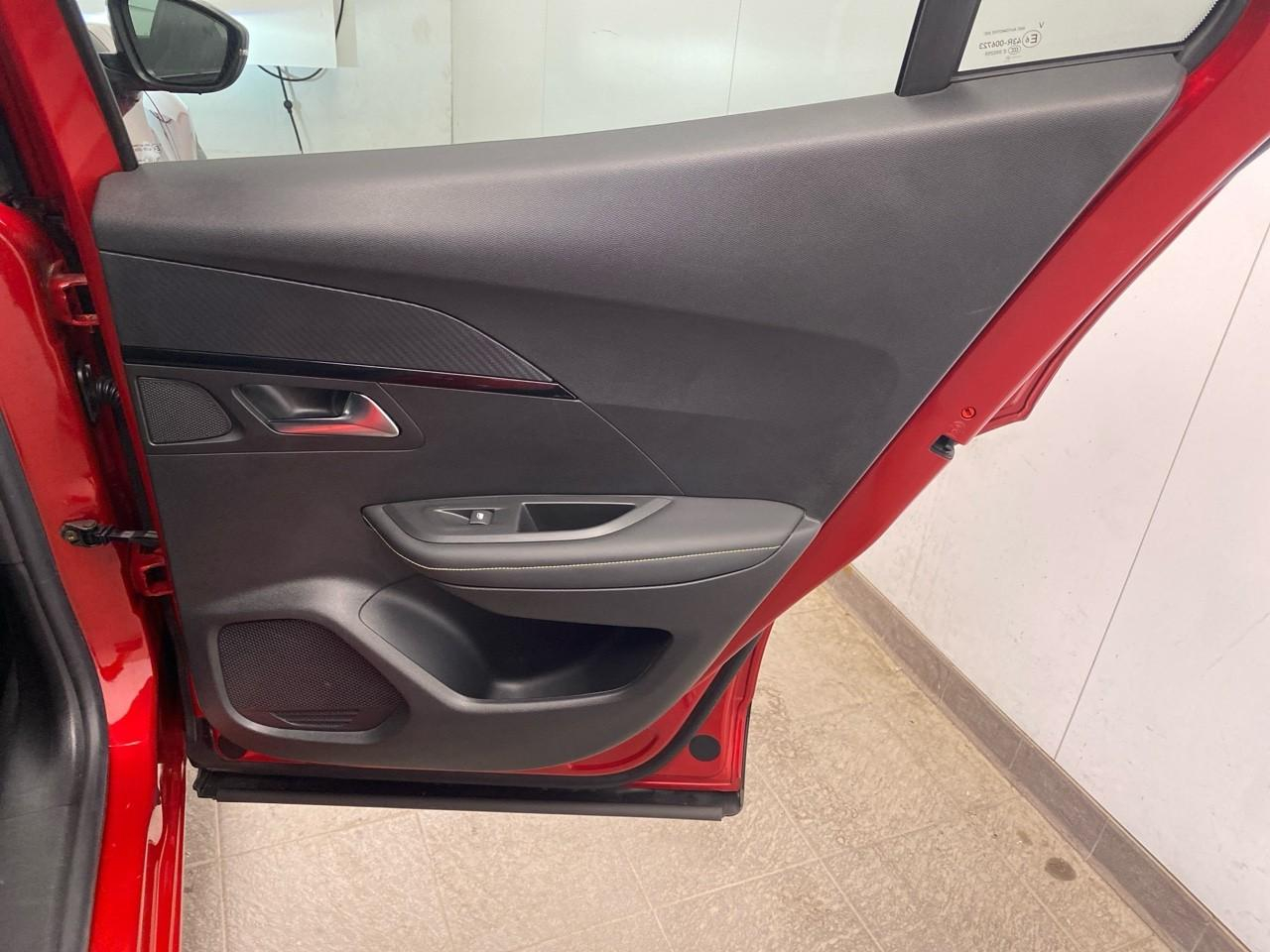 Peugeot 2008 bluehdi 130 s&s eat8 gt — photo 25