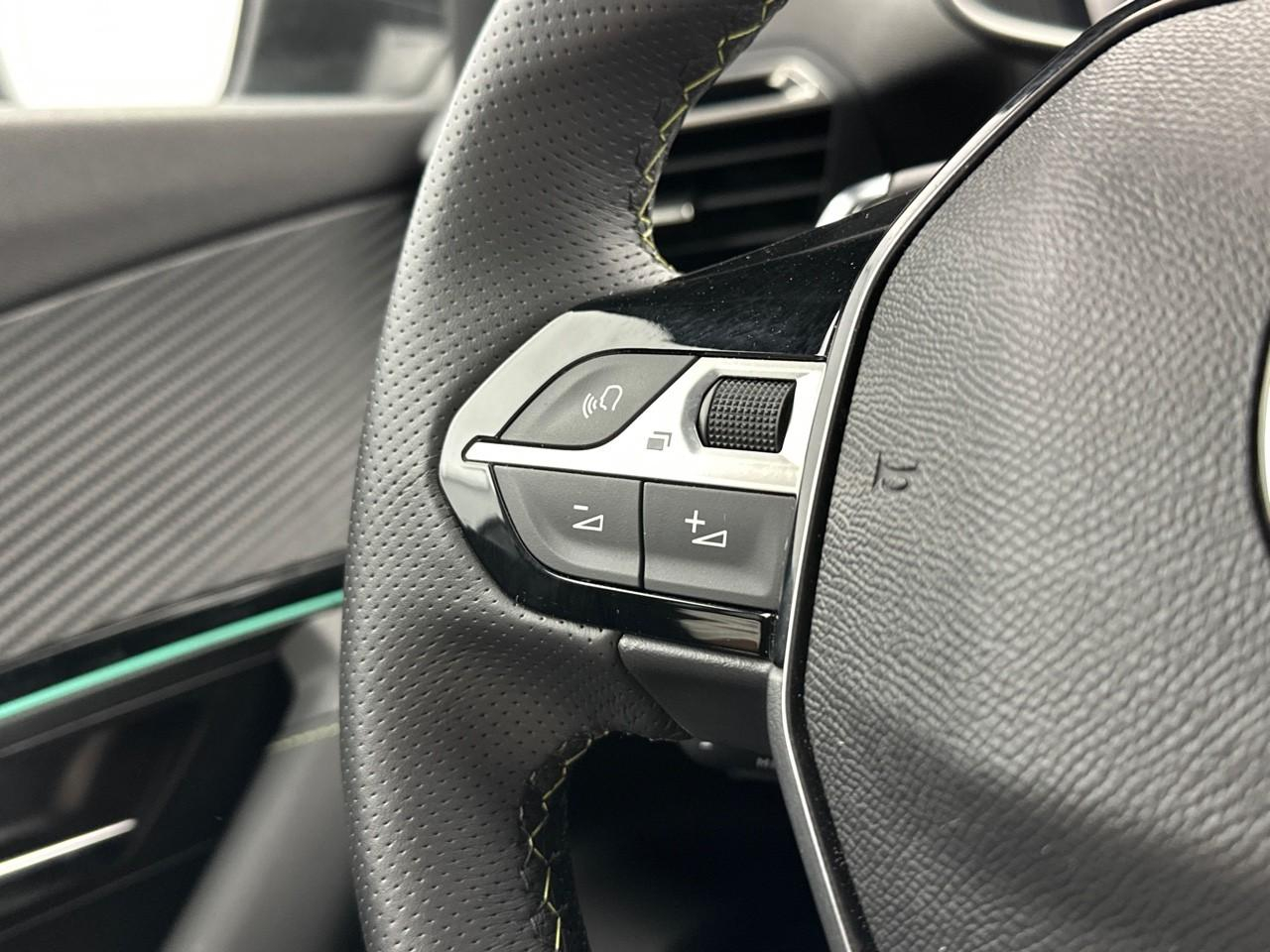 Peugeot 2008 hybrid 145 e-dcs6 gt — photo 18