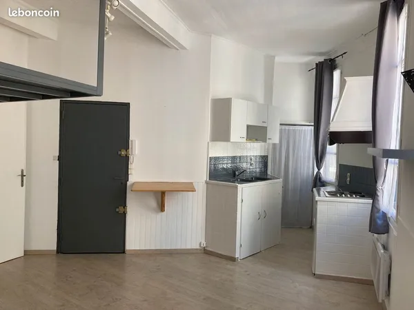 Location STUDIO 1 pièce 28m2 Nîmes Centre