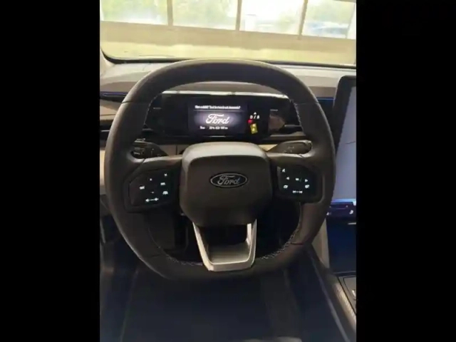 Ford Explorer 286ch extended range 79kwh pack premium rwd — photo 15