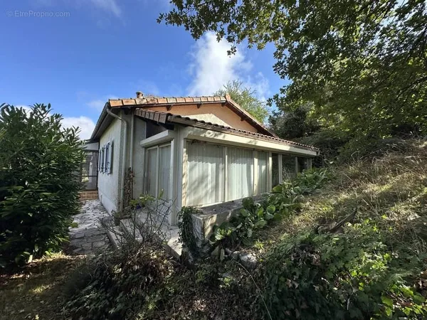 Coup de coeur assuré pour cette maison spacieuse et bien entretenue à La Roche Chalais ! Deux chambr