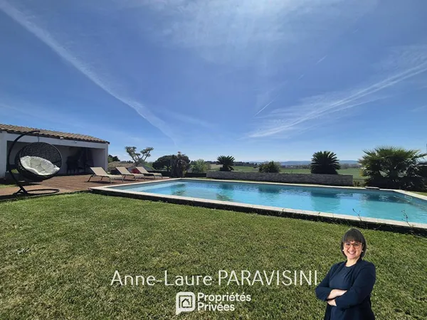 Grande maison de plain-pied avec garage et piscine