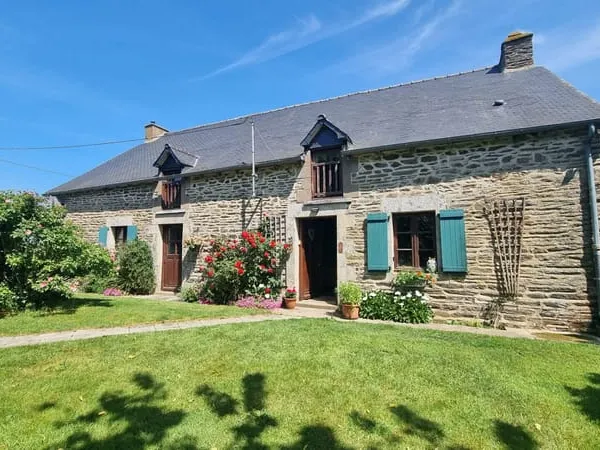 CÔTES D'ARMOR Spacieuse maison de 6 pieces, belle jardin / terrain 8000m2, à proximité d'une ville a