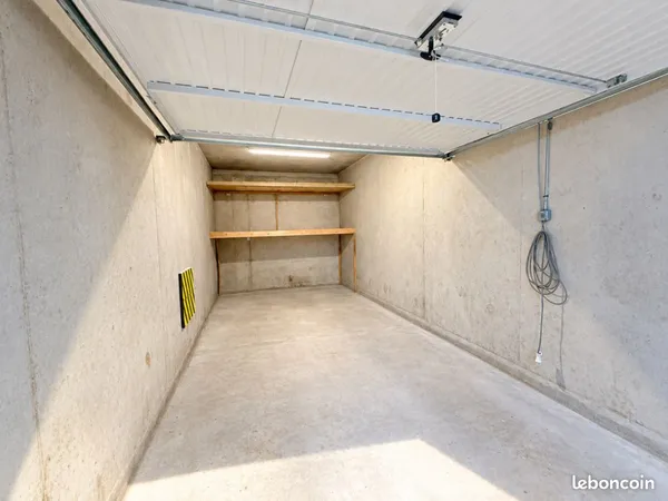 Garage - grande taille avec étagères de rangement et éclairage