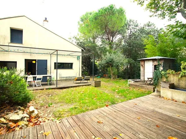 NIMES EXCLUSIVITE Maison de ville rénovée en copropriété verticale de type 3 de 78.97 m2 sans syndic