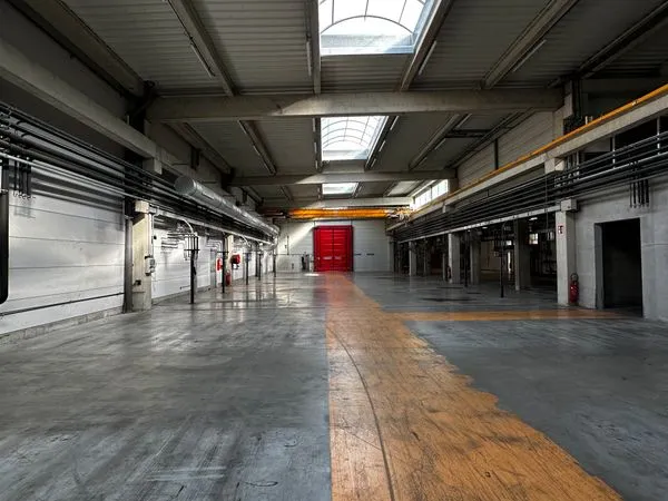Oyonnax - Local d'activité 667 m² - Grand volume, porte sectionnelle