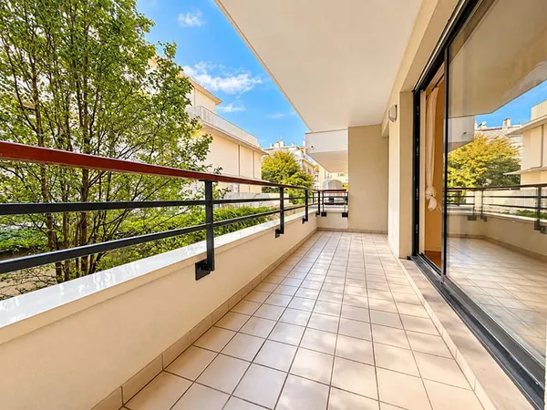 Appartement Paris 2 pièces 43.24 m2 balcon 7.28m² cave et parking.