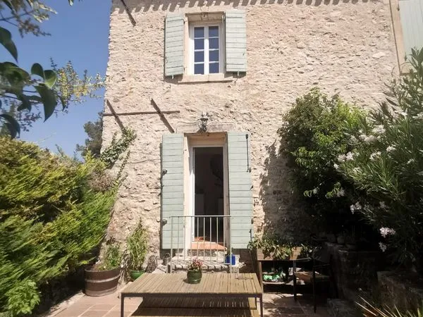 Loue petite maison avec jardin piscine parking