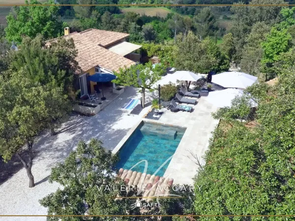 FLASSANS-SUR-ISSOLE : Maison de plain-pied de 110 m² sur un terrain de 3729 m² avec 3 chambres, pisc