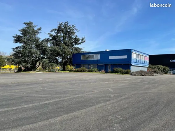 Local commercial 550m² avec bureaux, appartement et grand parking - Vierzon (18)