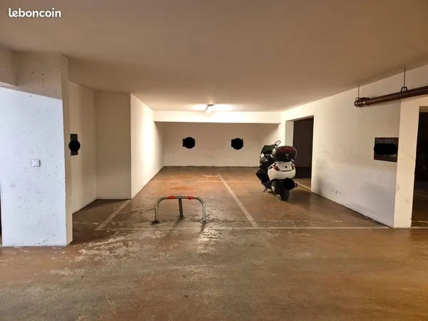 Place de parking DOUBLE + emplacement MOTO sécurisée 75010 Canal Saint-Martin — niveau -2 — camping-