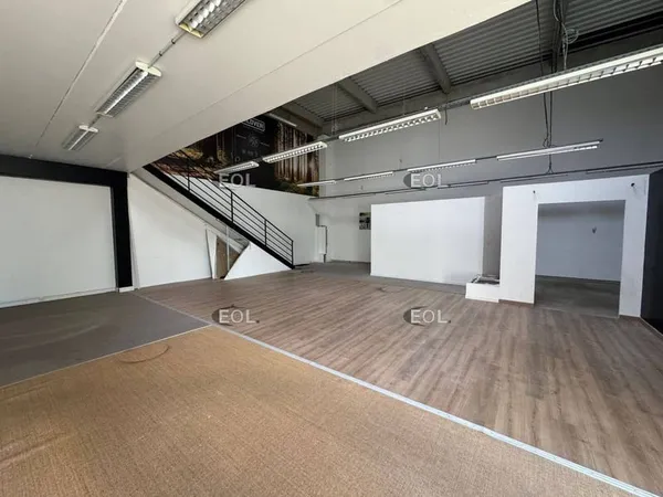 Entrepôt 216 m²