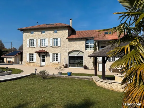 Maison en pierre avec annexes
