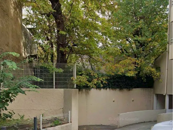 À LOUER - BOX FERMÉ SÉCURISÉ - MARSEILLE 6e-Loyer : 140 / mois