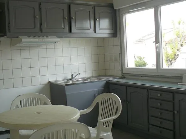 A LOUER Grande Maison 6 Chambres + garage+ jardin clos