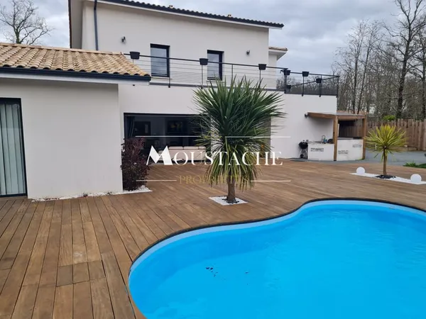 SUPERBE VILLA / MAISON CONTEMPORAINE - AVEC PISCINE À 300M D