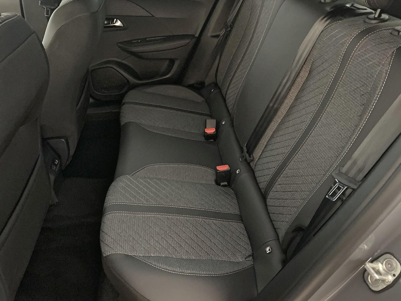 Peugeot 2008 hybrid 145 ch e-dcs6 allure — photo 10