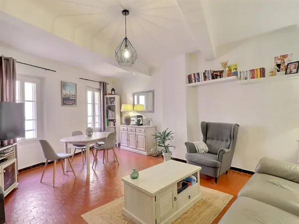 CENTRE VILLE SANARY SUR MER - APPARTEMENT DE TYPE 3 -