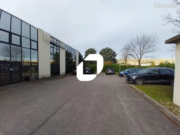 Local d'activité 1 858 m²