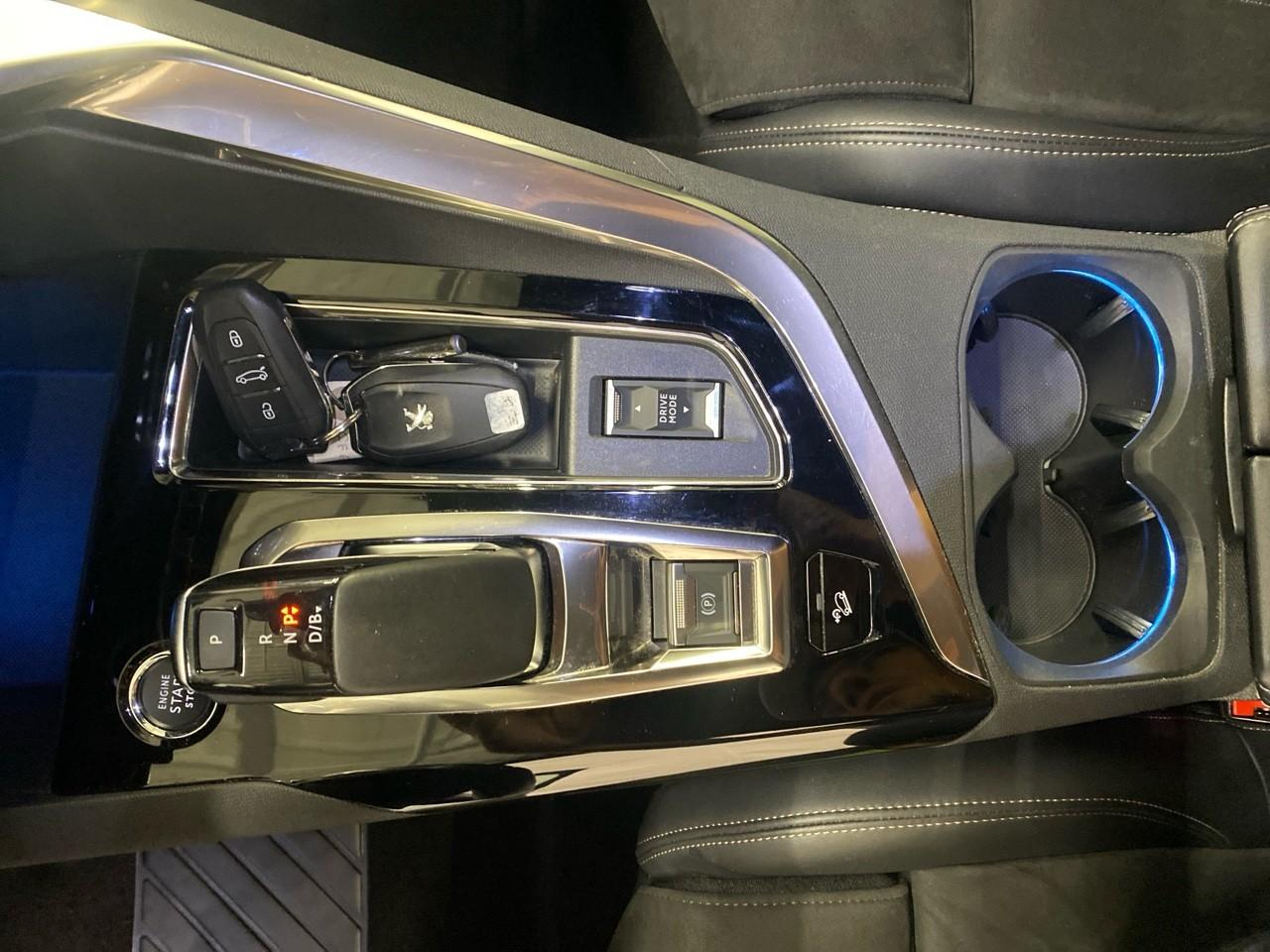 Peugeot 3008 hybrid4 300 e-eat8 gt pack — photo 25