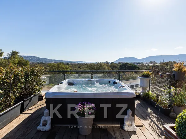MAISON SUR LES TOITS de 120 m², en DERNIER ÉTAGE avec VUE MER