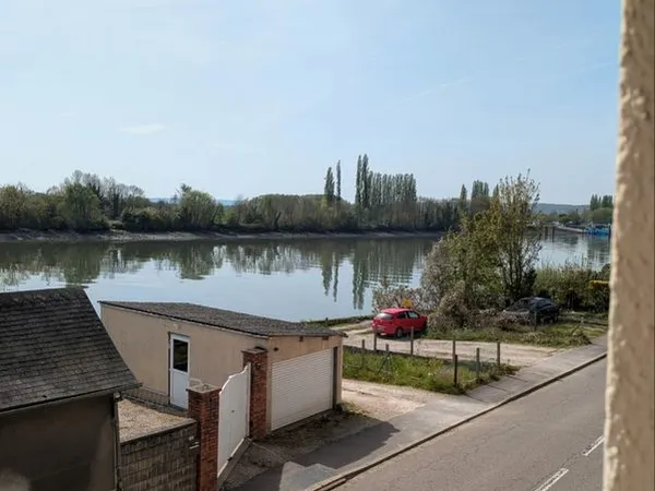 Maison vue sur seine avec cour