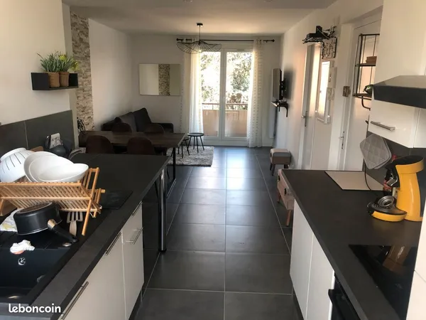 Chambre dans coloc meublée avec parking et balcon