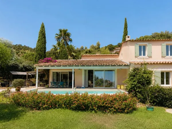 HYÈRES LES HAUTEURS - DOMAINE PRIVE - VILLA 130m2 - VUE ME