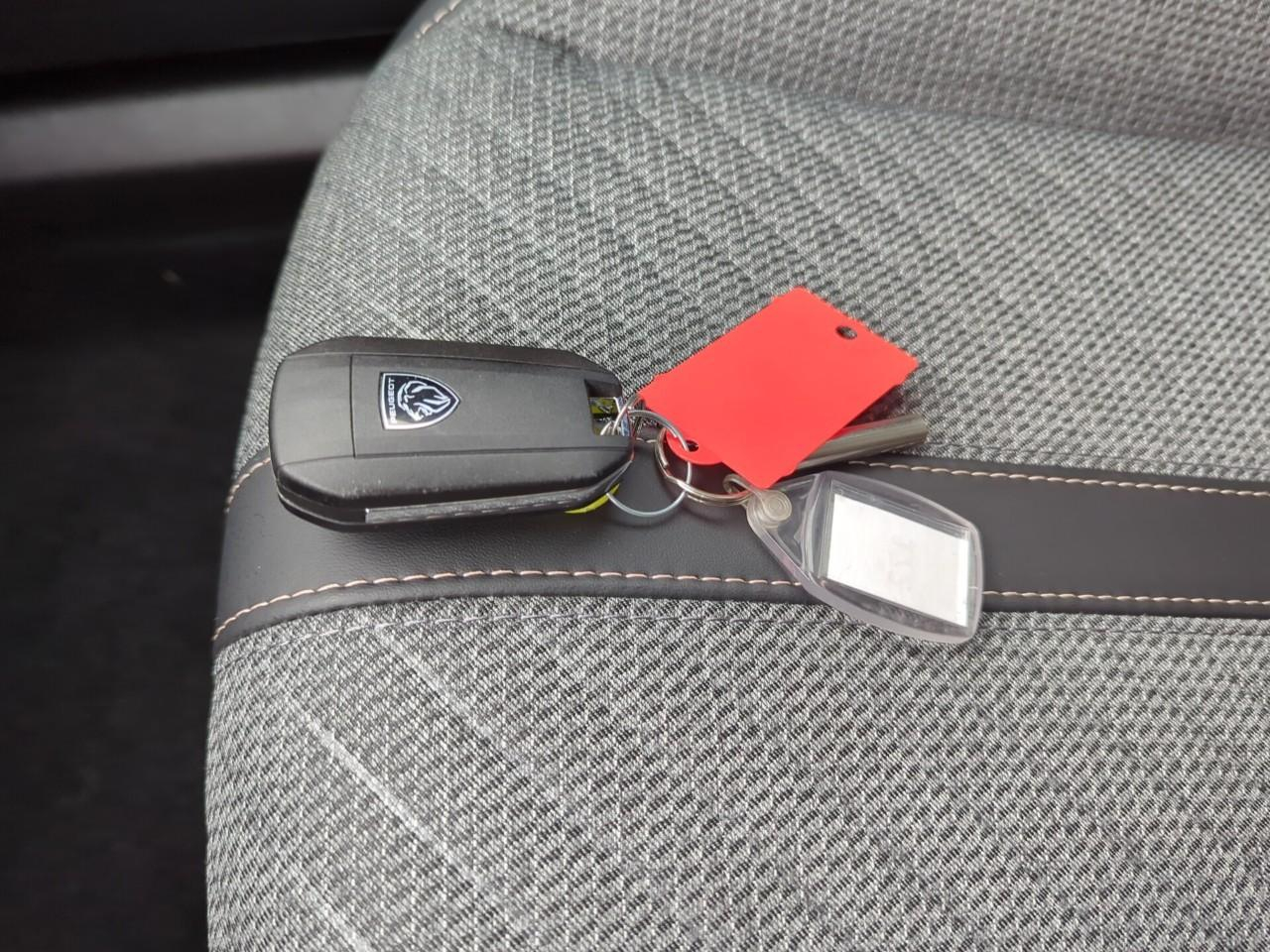 Peugeot 2008 hybrid 145 e-dcs6 allure — photo 28